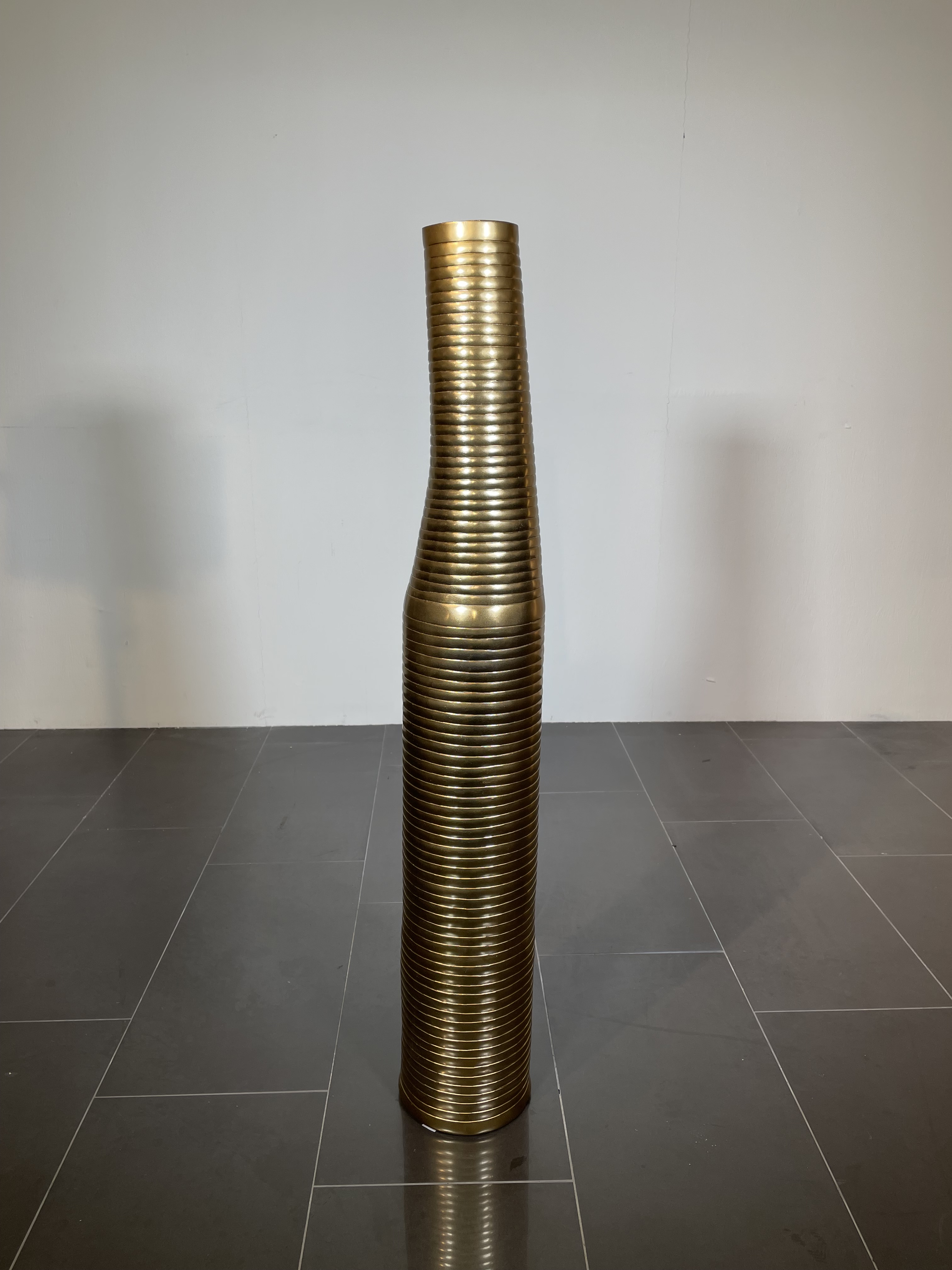 Deko-Bodenvase BOTTLE | Flaschenform abstrakt | L= 91cm hoch | Aluminium antik-gold