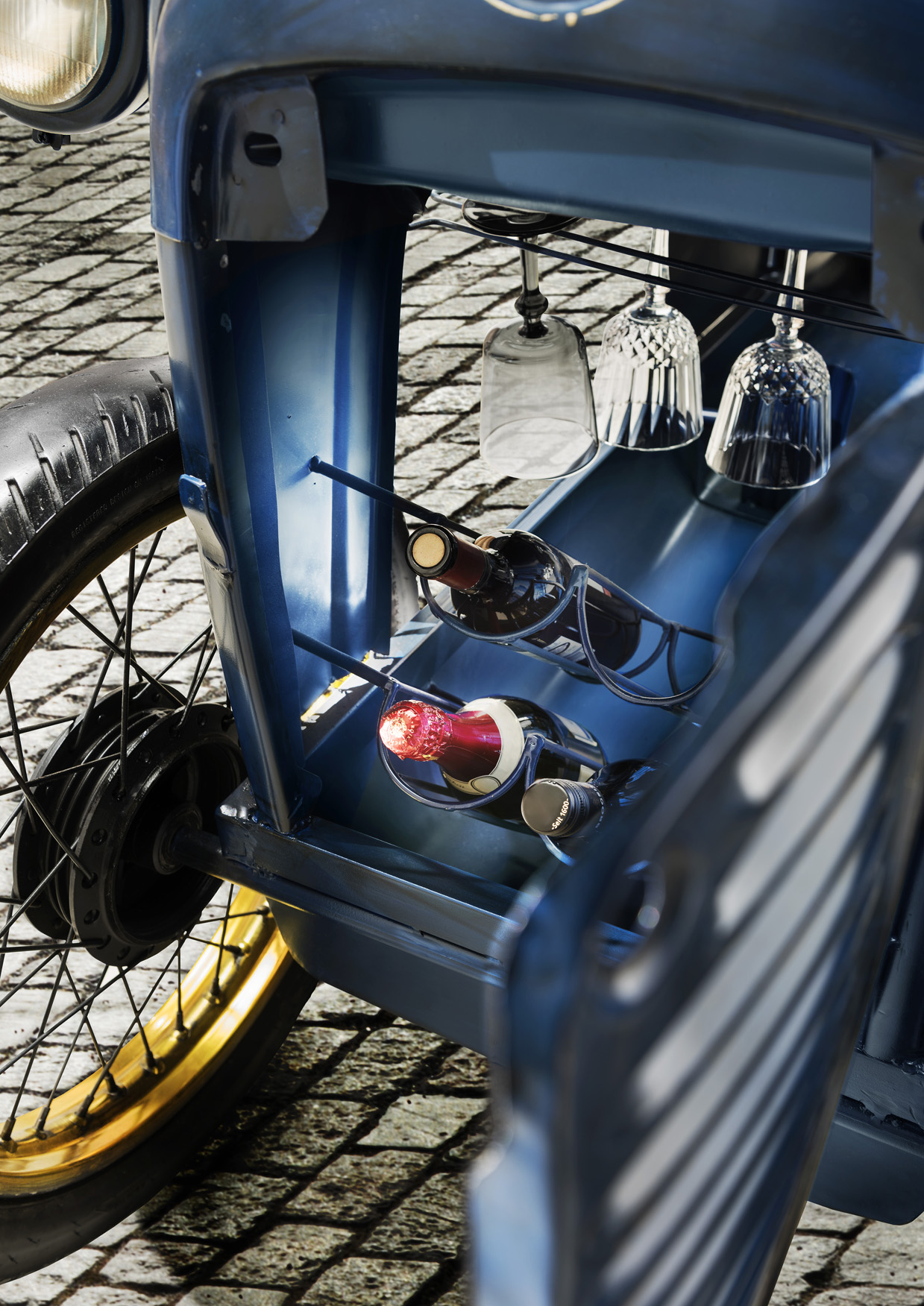 Unikat-Oldtimer-Traktor-Bar LIZZY | Metall blau | mit Tür sowie Glas und Flaschenhalterung