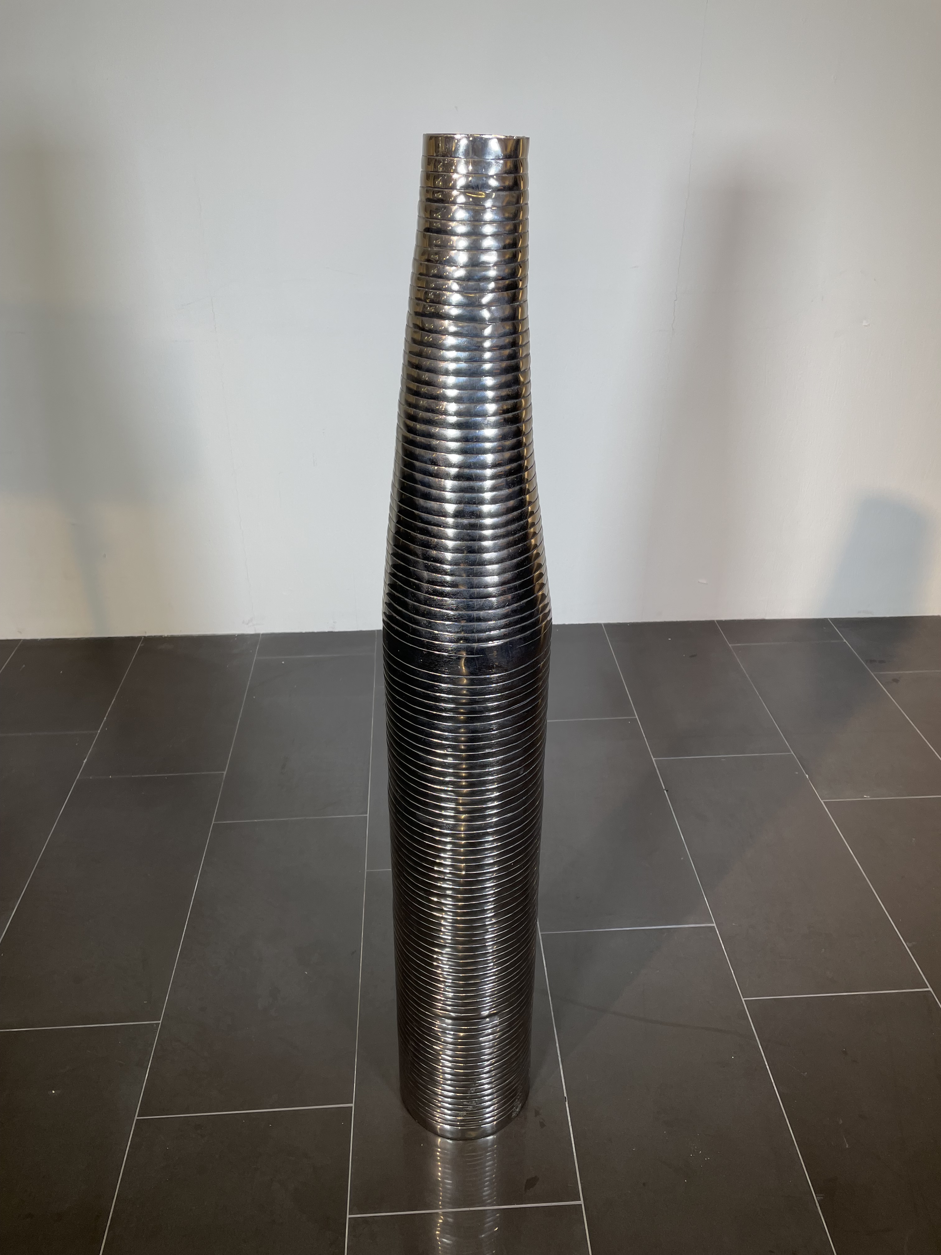 Deko-Bodenvase BOTTLE | Flaschenform abstrakt | XL= 120 cm hoch | Aluminium silber-natur vernickelt