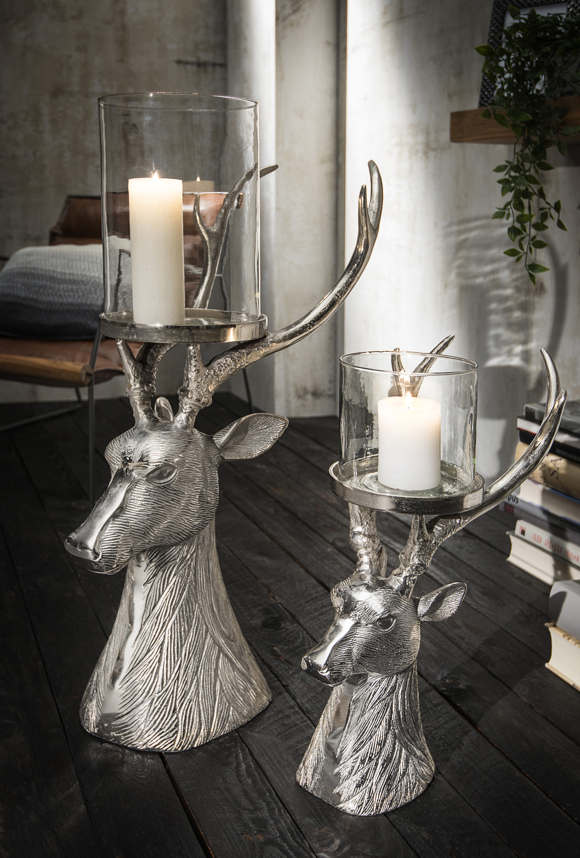 Deko-Kerzenständer HIRSCH, groß | Aluminium natur vernickelt mit Klarglas | B/H/T: 34 x 80 x 43 cm